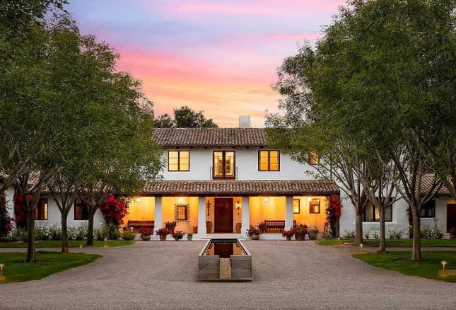 Image for article titled See inside a California ranch with 26 bedrooms, 22 bathrooms, and Olympic-caliber equestrian grounds