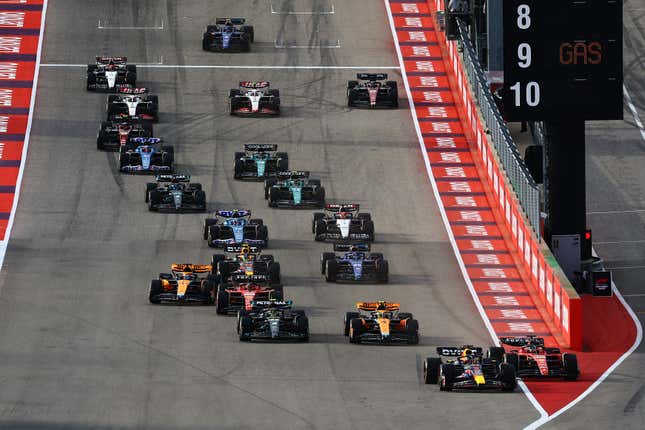 Max Verstappen de Holanda conduciendo el (1) Oracle Red Bull Racing RB19 y Charles Leclerc de Mónaco conduciendo el (16) Ferrari SF- 23 batalla por la posición en la curva uno al inicio de la carrera durante el Sprint previo al Gran Premio de F1 de Estados Unidos en el Circuito de las Américas el 21 de octubre de 2023 en Austin, Texas