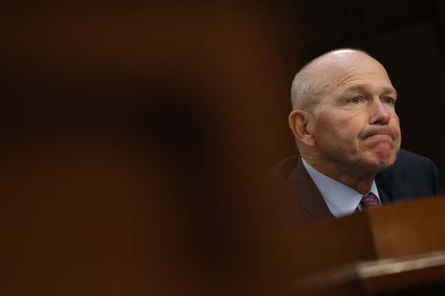 El presidente y director ejecutivo de Boeing, Dave Calhoun, testifica durante una audiencia del Subcomité de Investigaciones del Comité de Seguridad Nacional y Asuntos Gubernamentales del Senado para examinar la “cultura de seguridad rota de Boeing” ” en Capitol Hill en Washington, DC, 18 de junio de 2024. 