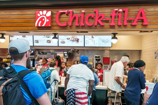 Clientes en un Chick-fil-A en el Aeropuerto Internacional Hartsfield-Jackson de Atlanta.