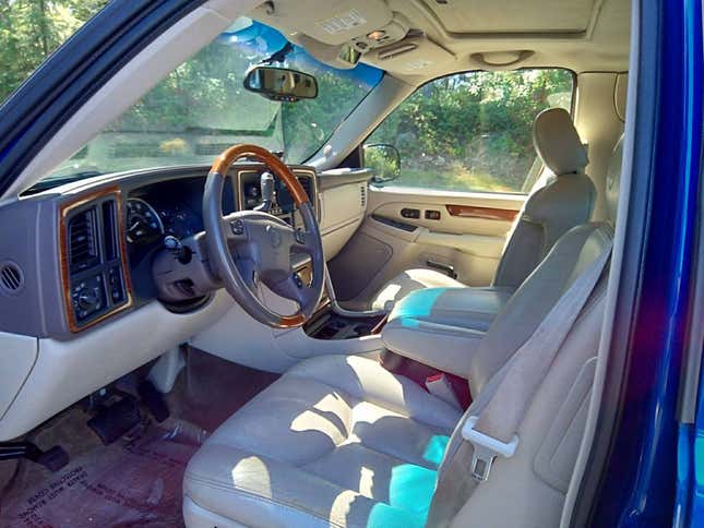 Image for article titled At $6,950, Would You Pick Up This 2003 Cadillac Escalade EXT?