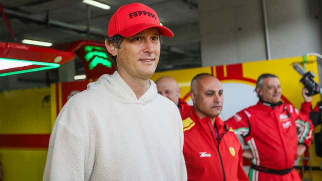 Ein Foto des Ferrari-Sitzes in der Garage bei einem WEC-Rennen. 