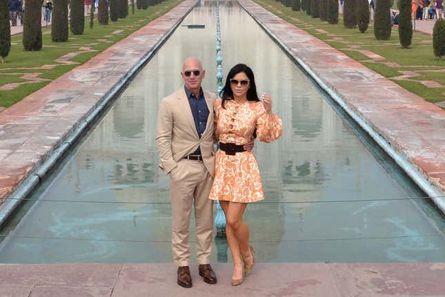 Jeff Bezos (à gauche) et sa petite-amie de l’époque, Lauren Sanchez, posent pour une photo lors de leur visite au Taj Mahal à Agra, le 21 janvier 2020. 