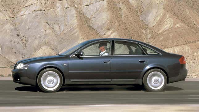 Ein grauer Audi A6 fährt auf einer Straße vor Wüstenbergen