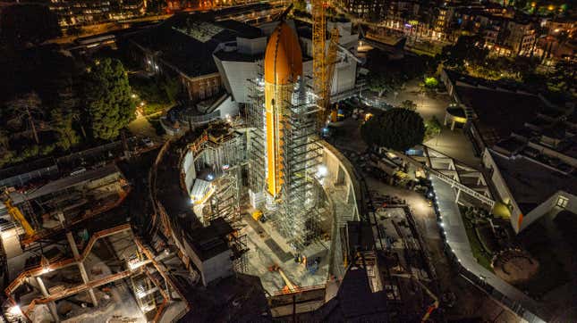 Image for article titled Space Shuttle's Massive Tank Hoisted Atop Rocket Boosters for Historic Display