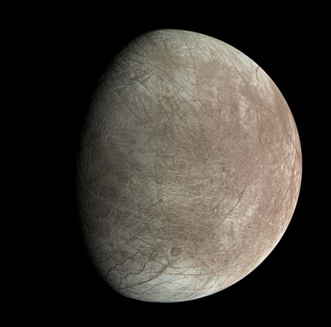 Imagen para el artículo titulado La corteza helada de Europa ‘flota libremente’ a través del océano oculto de la Luna, sugieren nuevas imágenes de Juno