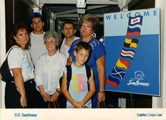 Image for article titled These long lost vacation photos capture the tragicomedy of the 1990s cruise craze