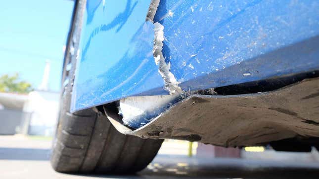 La parte inferior dañada de un Corvette C7 azul