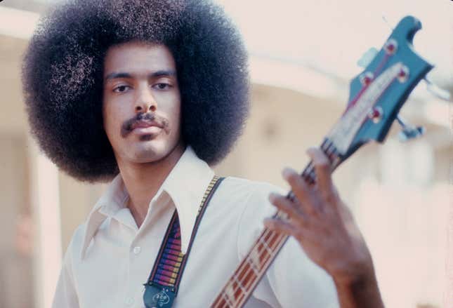 LOS ANGELES - UM 1975: Leon Sylvers von der R and B Gruppe The Sylvers posiert für ein Porträt mit einer Rickenbacker-Bassgitarre zu hause um 1975 in Los Angeles, Kalifornien. 