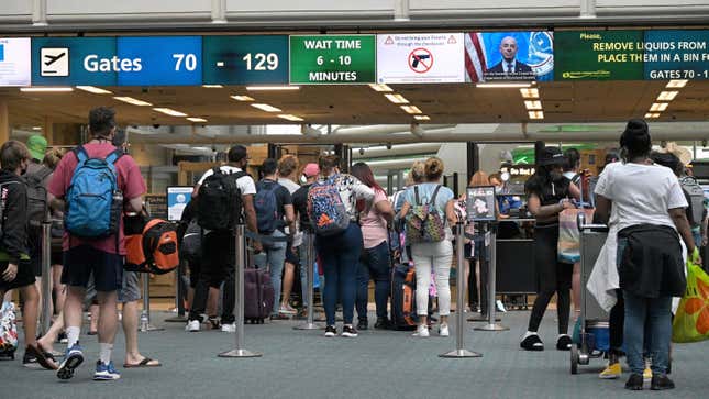 Les passagers font la queue à l’aéroport international d’Orlando