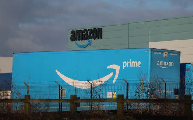 Image de l'article intitulé Amazon est sur le point de dépasser Walmart en termes de chiffre d’affaires pour la première fois de son histoire