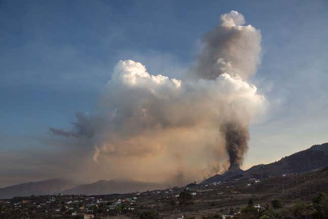 Smoke cloud from the Cumbre Vieja volcano, on 24 November 2021, in Los  Llanos de Aridane, Santa Cruz de Tenerife, Canary Islands, (Spain). The  Cumbre Vieja volcano, which began to roar on