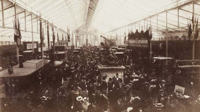 A black and white photo of the Paris motor show in 1898. 