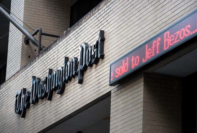 L’entrée principale du Washington Post est visible le 5 août 2013 à Washington, DC, après l’annonce que le fondateur et PDG d’Amazon.com, Jeff Bezos, a accepté d’acheter le Post pour 250 millions de dollars. 