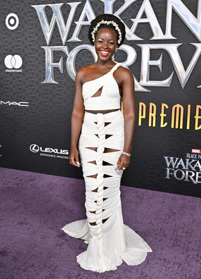 Lupita Nyong’o besucht die Premiere von „Black Panther 2: Wakanda Forever“ der Marvel Studios am 26. Oktober 2022 im Dolby Theatre in Hollywood, Kalifornien.