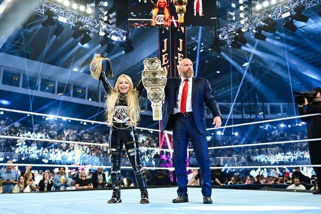 Paul « Triple H » Levesque présente le Championnat féminin Crown Jewel à Liv Morgan lors du Crown Jewel à la Mohammed Abdo Arena le 2 novembre 2024 à Riyad, en Arabie saoudite. 