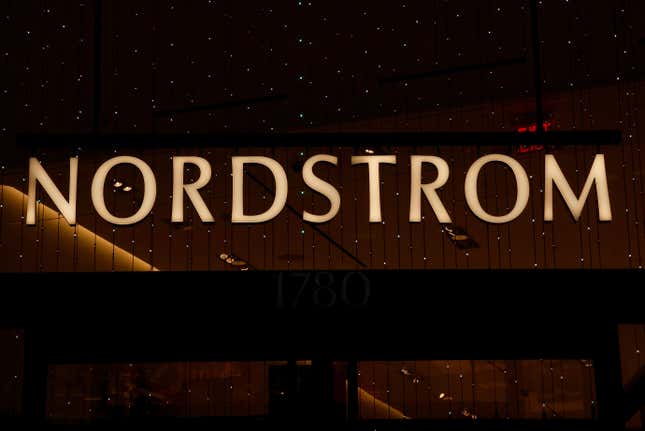 Un logo Nordstrom est accroché dans la vitrine d’un grand magasin de la 57e rue à New York.