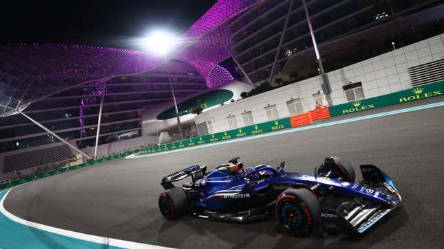 Una foto de Alex Albon corriendo su coche Williams F1 en Abu Dhabi. 