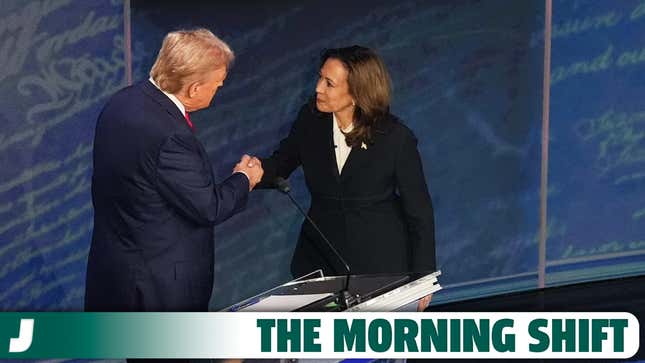 Vizepräsidentin und demokratische Präsidentschaftskandidatin Kamala Harris und der ehemalige Präsident und republikanische Präsidentschaftskandidat Donald Trump geben sich vor der Präsidentschaftsdebatte im National Constitution Center in Philadelphia, Pennsylvania, am Dienstag, den 10. September 2024, die Hand.