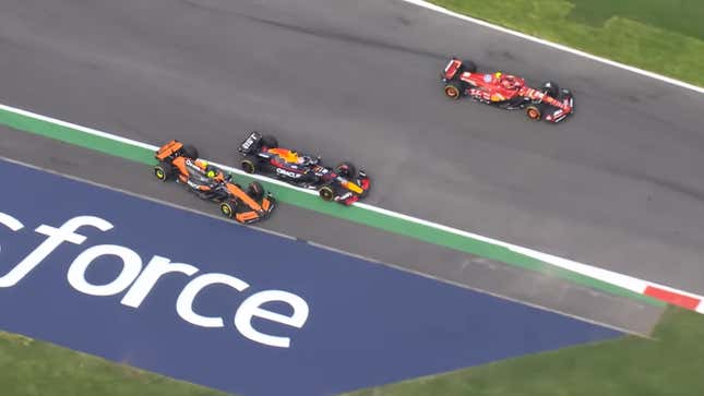 Imagen para el artículo titulado Max Verstappen debería quedarse en el banquillo por su conducción peligrosa