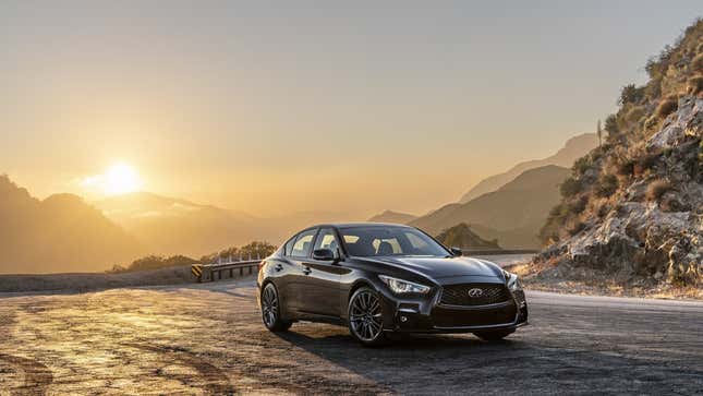 Una foto de un Infiniti Q50 negro. 