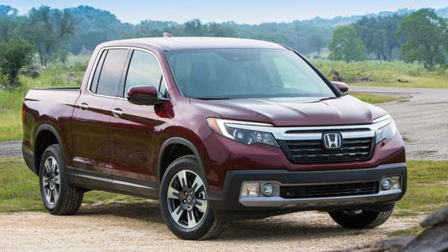 Une photo d’une camionnette Honda Ridgeline bordeaux.