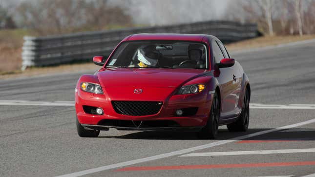 Ein roter Mazda RX-8 fährt auf dem Circuit Pau-Arnos in Frankreich