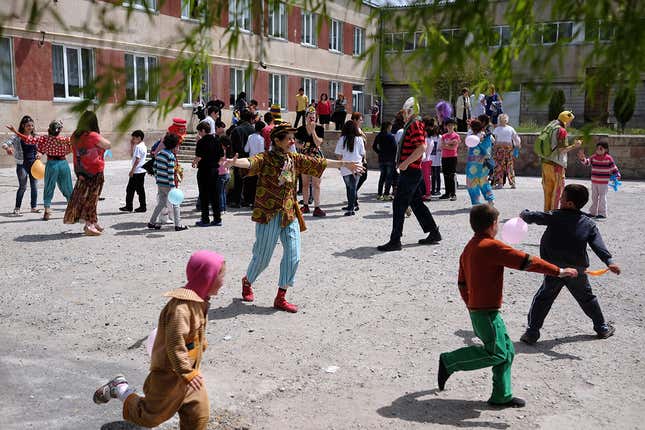 Image for article titled Photos: The real-life Patch Adams proves laughter is the best medicine in Armenia