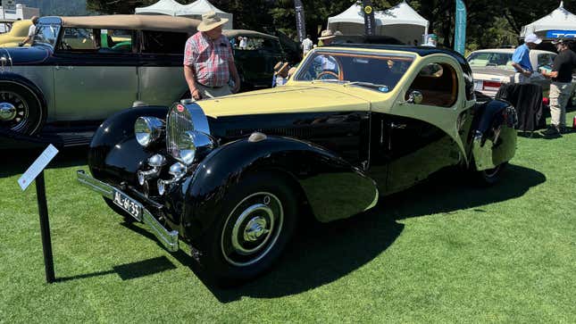 Frontansicht 3/4 eines gelb-schwarzen Bugatti Type 57 Atalante