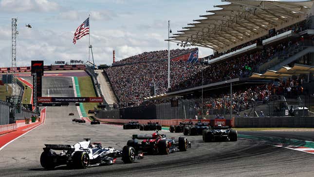 Una foto de autos de F1 en la pista del Circuito de Las Américas. 