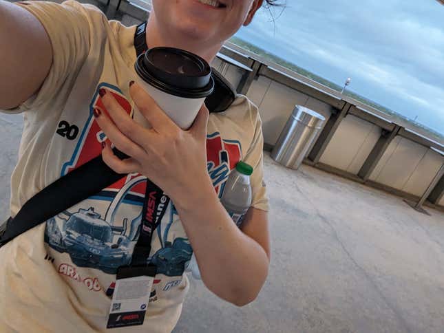 Un selfie yo sosteniendo una taza de café y agua