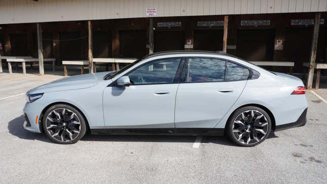 Une BMW 530i xDrive 2024 grise.