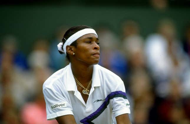 Jun-Jul 1990: Zina Garrison aus den USA bereitet sich auf ihren Aufschlag bei den Rasentennismeisterschaften in Wimbledon in London vor.