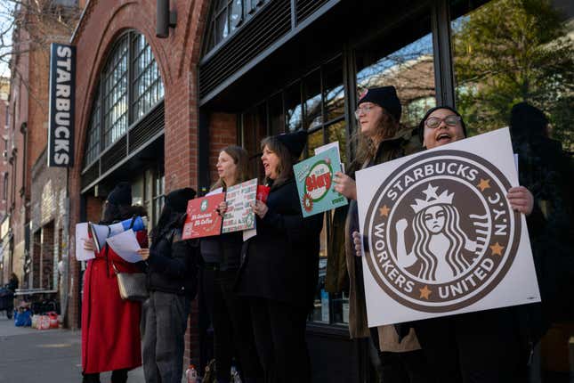 Starbucks-Mitarbeiter streiken im November 2022 in New York im Rahmen der „Red Cup Rebellion“. Gezielte, zeitlich festgelegte Streiks gegen das Unternehmen sind in den letzten Jahren zu einer häufigen Taktik von Workers United geworden.