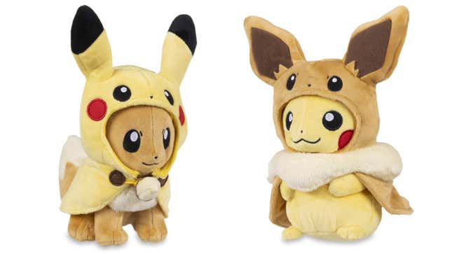 Les peluches Pikachu et Évoli, déguisées l’une en l’autre.