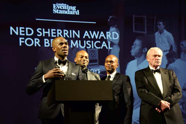 LONDON, ENGLAND – 30. NOVEMBER: (v. l. n. r.) Die Darsteller Colman Domingo, Brandon Victor Dixon, Forrest McClendon und Julian Glover nehmen den Ned Sherrin-Preis für das beste Musical für The Scottsboro Boys bei den 60. London Evening Standard Theatre Awards im London Palladium am 30. November 2014 in London, England, entgegen.