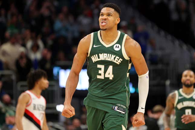 MILWAUKEE, WISCONSIN – 26 NOVEMBRE : Giannis Antetokounmpo #34 des Milwaukee Bucks réagit à un score lors de la seconde moitié d'un match contre les Portland Trail Blazers au Fiserv Forum le 26 novembre 2023 à Milwaukee, Wisconsin.  REMARQUE À L'UTILISATEUR : L'utilisateur reconnaît et accepte expressément qu'en téléchargeant et/ou en utilisant cette photographie, l'utilisateur consent aux termes et conditions du contrat de licence Getty Images.  (Photo de Stacy Revere/Getty Images)