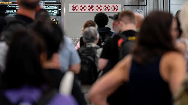 Les passagers font la queue à l’aéroport international d’Atlanta Hartsfield-Jackson