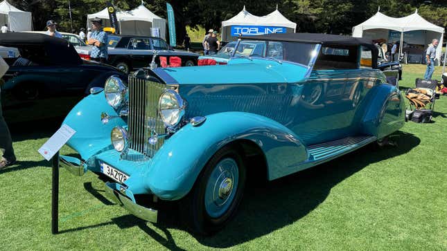 Frontansicht 3/4 eines blauen Rolls-Royce Phantom III