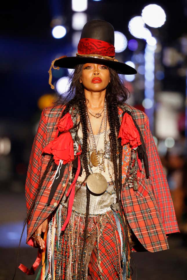 Erykah Badu läuft am 12. September 2022 in New York City für VOGUE World: New York über den Laufsteg.