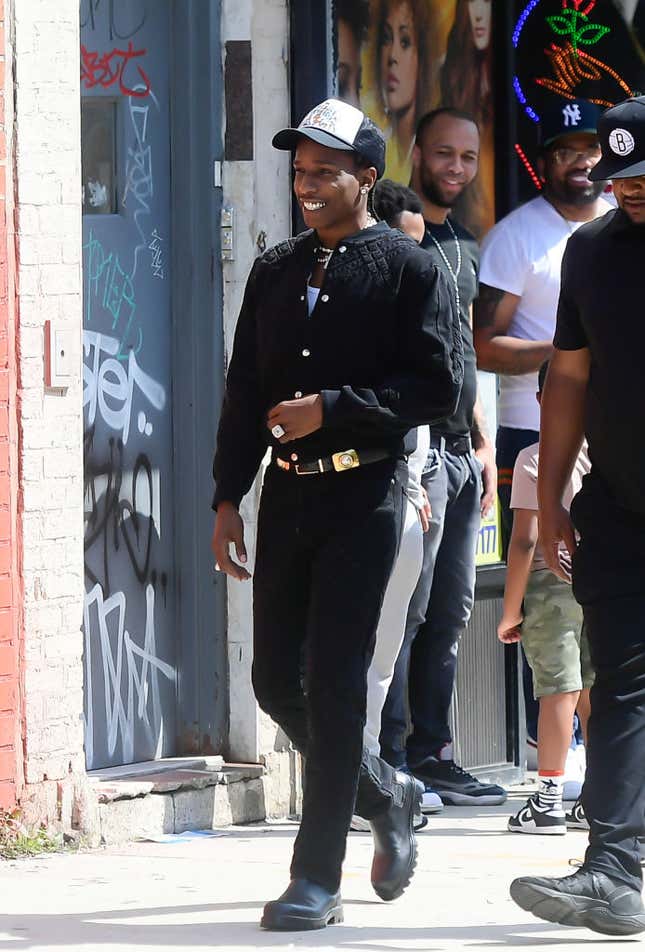 Bild für Artikel mit dem Titel Diese Outfits beweisen, dass A$AP Rocky der stylischste Mann im Hip-Hop ist