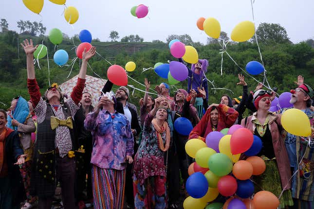 Image for article titled Photos: The real-life Patch Adams proves laughter is the best medicine in Armenia