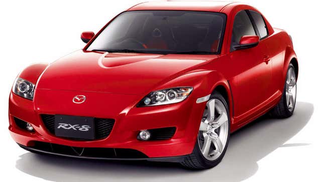 Une Mazda RX8 rouge vif garée devant un arrière-plan blanc vierge