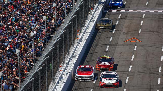 Denny Hamlin, conductor del Toyota #11 Sport Clips Haircuts, Harrison Burton, conductor del Ford Motorcraft/QuickLane #21, William Byron,  Conductor del Chevrolet #24 Axalta Ruby , y Josh Berry, piloto del Ford Nº4 Mobil 1 50°Aniversario, durante la  NASCAR Cup Series Cook Out 400 en Martinsville Speedway el 7 de abril de 2024 en Martinsville, Virginia