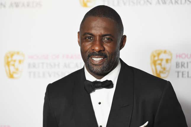 Idris Elba pose dans la salle des gagnants de la House Of Fraser British Academy Television Awards 2016 au Royal Festival Hall le 8 mai 2016 à Londres, en Angleterre.