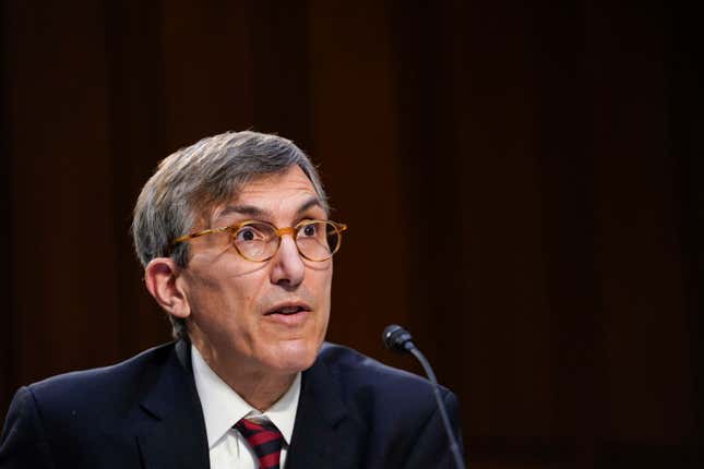 Peter Marks, director del Centro de Evaluación e Investigación de Productos Biológicos de la Administración de Alimentos y Medicamentos de Estados Unidos, testifica durante una audiencia del Comité de Salud, Educación, Trabajo y Pensiones del Senado sobre la respuesta federal al coronavirus en el Capitolio en Washington, DC, el 18 de marzo de 2021. 