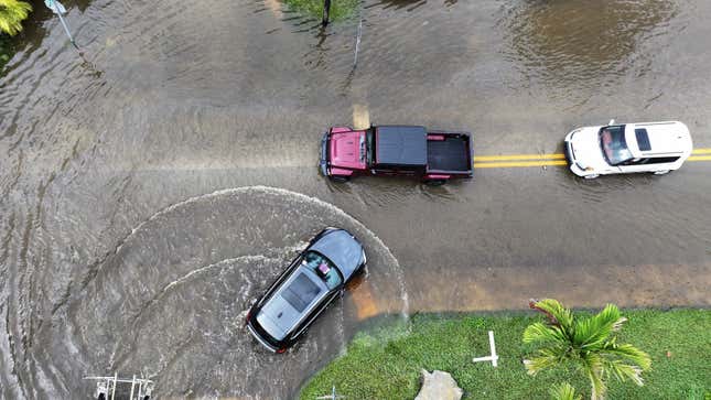 Una foto mirando hacia abajo sobre una carretera inundada. 