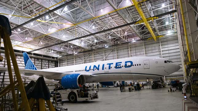 A United Airlines Boeing 777-200