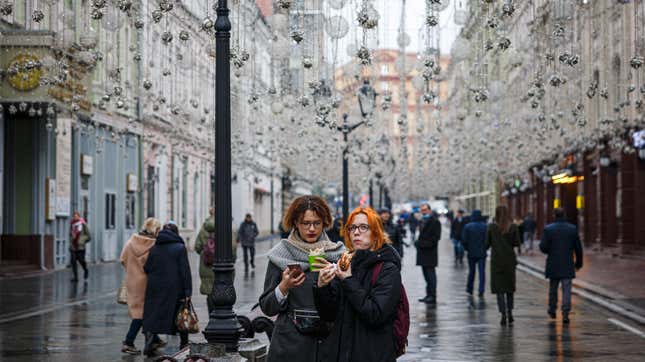 People have lunch on Nikolskaya Street amid the outbreak of the covid-19 pandemic in Moscow on October 28, 2021.