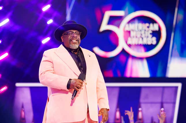 Cedric The Entertainer präsentiert beim 50. Jubiläums-Special der American Music Awards in Los Angeles, Kalifornien.